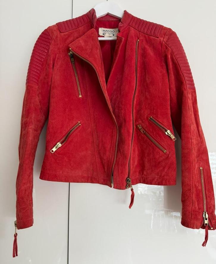 Rode suède leren biker jasje van Mango, Kleding | Dames, Jasjes, Kostuums en Pakken, Gedragen, Jasje, Maat 36 (S), Rood, Ophalen of Verzenden