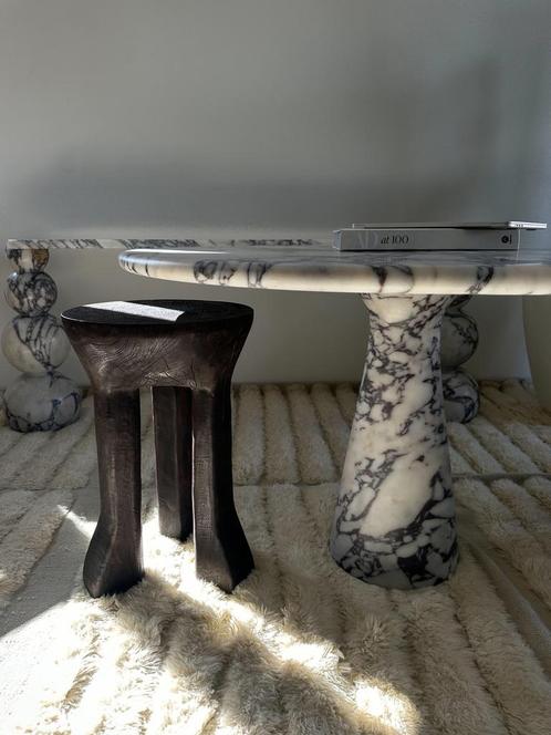 Unieke kruk / stool / hoge bijzettafel uit 1 stuk mangohout, Antiek en Kunst, Kunst | Niet-Westerse kunst, Ophalen of Verzenden