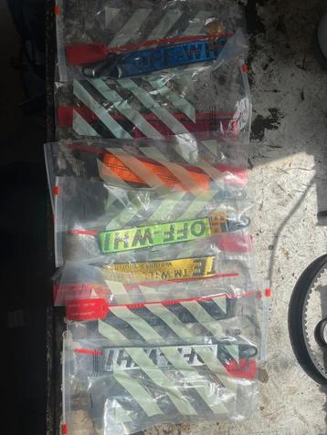 Off-white sleutelhangers beschikbaar voor biedingen