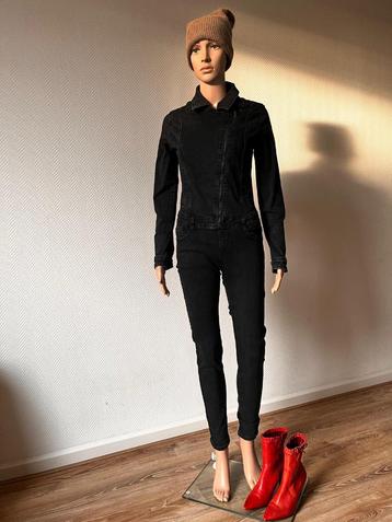 Zwarte jumpsuit beschikbaar voor biedingen
