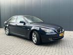 BMW 5-Serie 3.0 I 530 AUT PANO 2007 Blauw, Auto's, BMW, Achterwielaandrijving, Beige, 2000 kg, Blauw