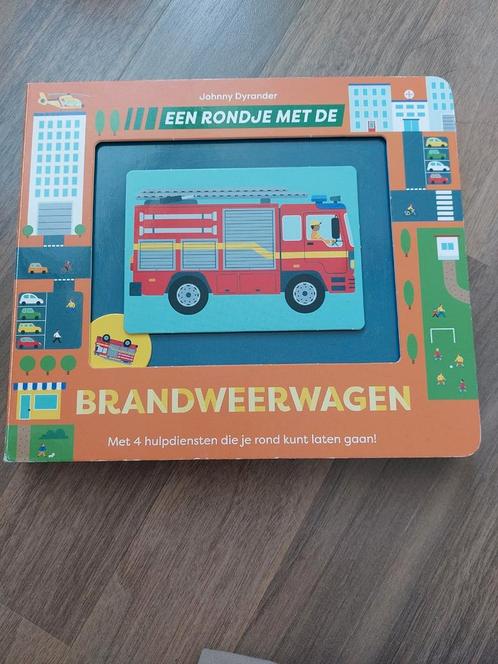 Johnny Dyrander - Een rondje met de brandweerwagen, Boeken, Kinderboeken | Baby's en Peuters, Zo goed als nieuw, Ophalen