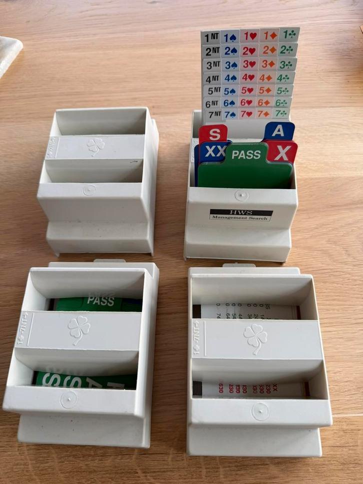 Bridge Biedboxen Set 4 stuks Compleet Bied- en Stopkaarten, Hobby en Vrije tijd, Gezelschapsspellen | Kaartspellen, Zo goed als nieuw