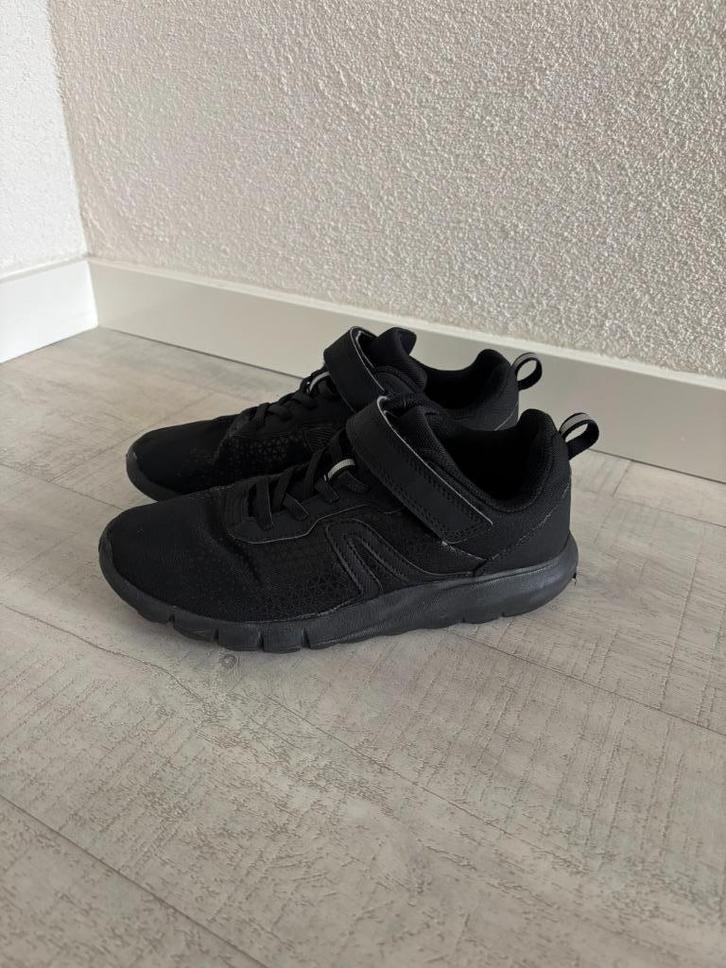 Prachtige sneakers zwart met klittenband, Newfeel, maat 38, Kinderen en Baby's, Kinderkleding | Schoenen en Sokken, Zo goed als nieuw