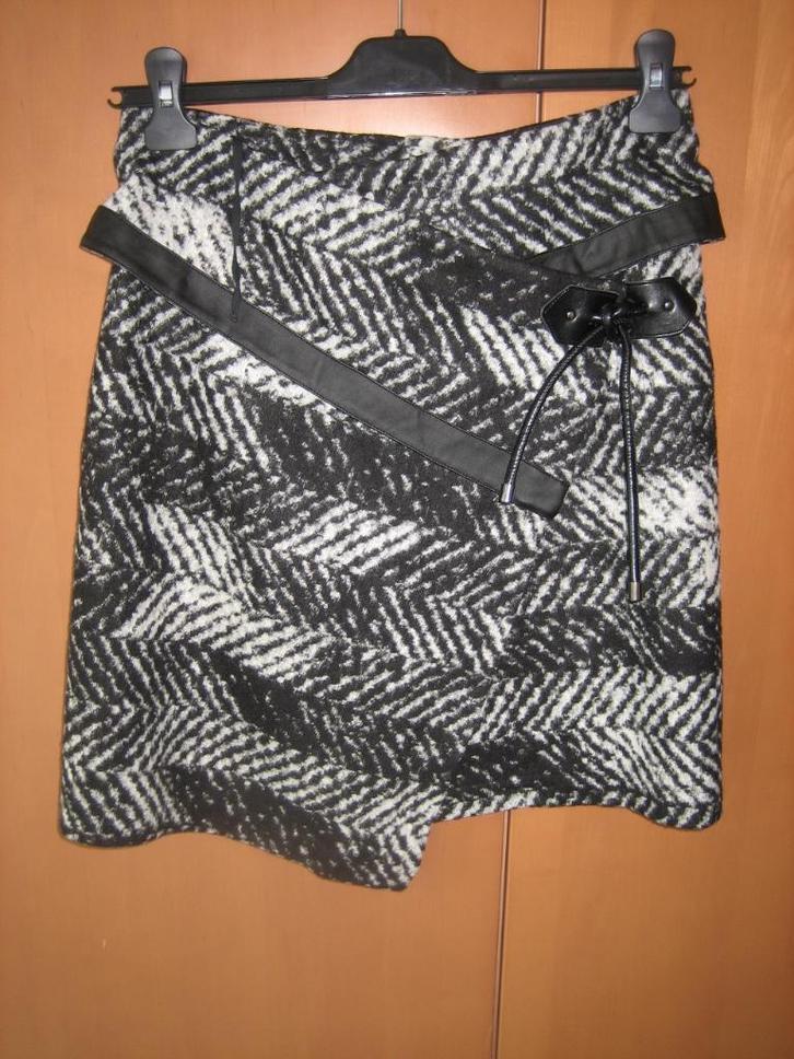 A-symmetrisch zwart-wit overslagrokje SUMMUM 36-38 Snazzeys, Kleding | Dames, Rokken, Nieuw, Maat 36 (S), Zwart, Knielengte, Verzenden