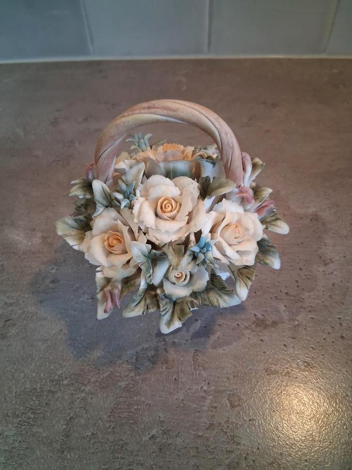 Capodimonte Bloemenmandje Biscuit Porselein, Antiek en Kunst, Antiek | Porselein, Ophalen of Verzenden