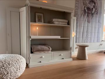 Oude eikenhouten kast van Old Basics beschikbaar voor biedingen