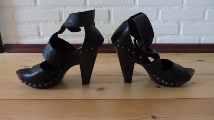 Stoere pump hout met zwart leer - maat 39, Kleding | Dames, Schoenen, Gedragen, Pumps, Zwart, Ophalen