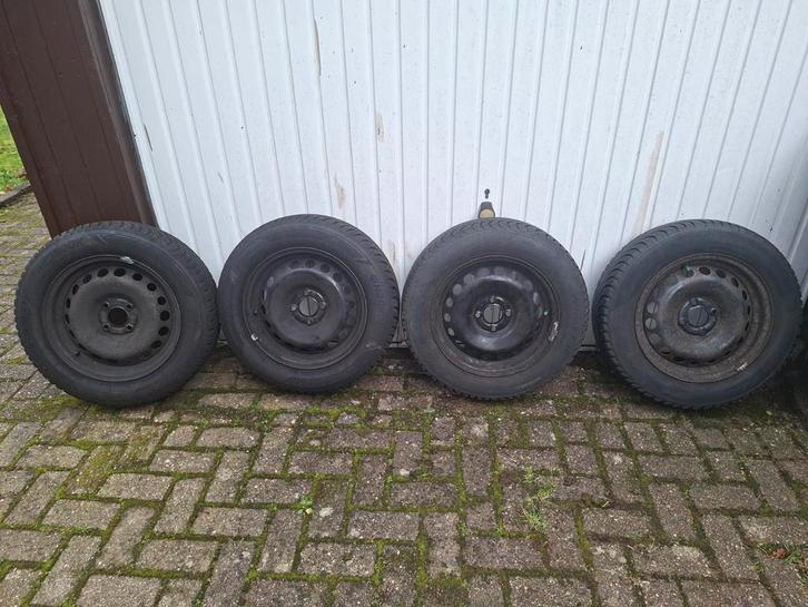 Winterbanden 185/65 R15 op stalen velg - Renault Clio, Auto-onderdelen, Banden en Velgen, Banden en Velgen, Winterbanden, 15 inch
