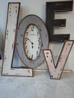 Aparte houten LOVE klok (ovaal)  met met diverse kleuren, Huis en Inrichting, Woonaccessoires | Klokken, Ophalen of Verzenden