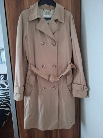 Een zo goed als nieuwe trenchcoat....voor een koopje! beschikbaar voor biedingen
