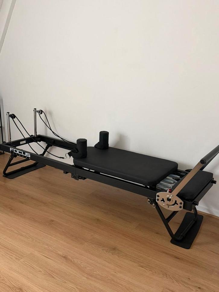 Reformer Pilates machine nieuw inklapbaar merk Focus, Sport en Fitness, Fitnessapparatuur, Nieuw, Krachtstation, Armen, Benen