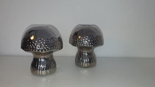Twee zilverkleurige paddenstoelen waxinelichthouder mushroom, Huis en Inrichting, Woonaccessoires | Kandelaars en Kaarsen, Zo goed als nieuw