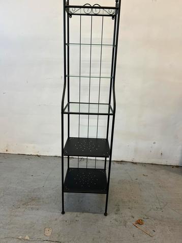 Zwarte etagerekast beschikbaar voor biedingen
