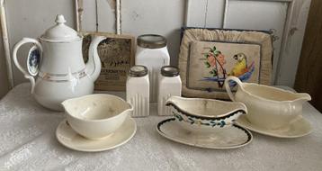 Brocante koffiepot - kruidenset - lingeriedoos - juskom beschikbaar voor biedingen