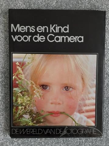 Mens en kind voor de camera - de wereld van de fotografie beschikbaar voor biedingen