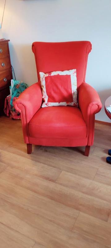 Comfortabele fauteuil voor de zitkamer beschikbaar voor biedingen