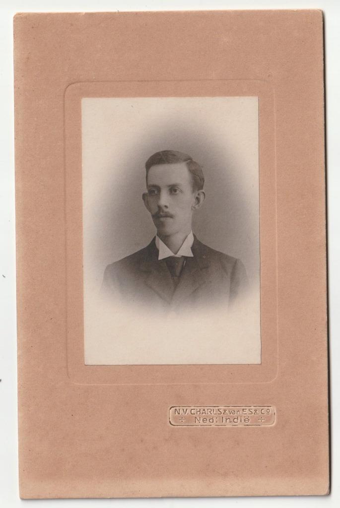 Foto Dhr Bischoff door N.V. Charls & van Es & Co. Ned Indië, Verzamelen, Foto's en Prenten, Gebruikt, Foto, Overige onderwerpen