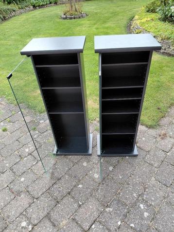 2 vitrinekastjes beschikbaar voor biedingen