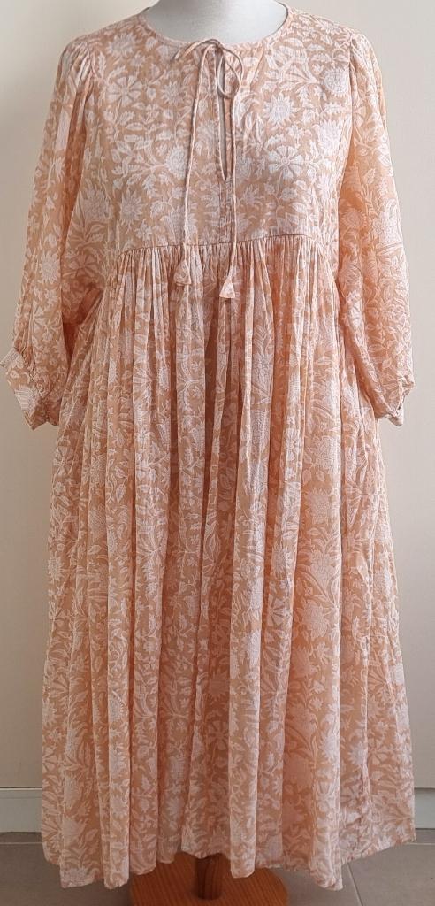 Daughters of India zachtoranje jurk mt. L, Kleding | Dames, Jurken, Zo goed als nieuw, Maat 42/44 (L), Oranje, Onder de knie, Ophalen of Verzenden