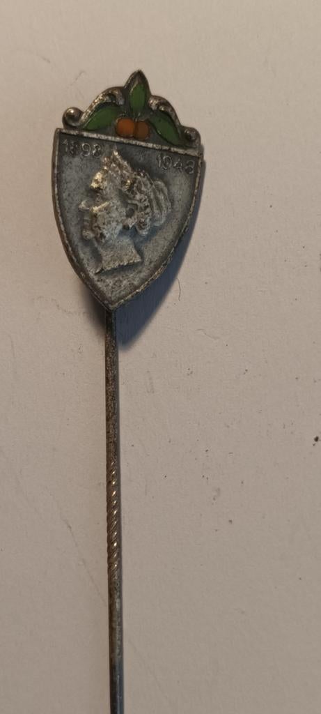 Vintage Speldje Koningin Wilhelmina 1898-1948, Verzamelen, Speldjes, Pins en Buttons, Ophalen of Verzenden, Gebruikt, Overige onderwerpen