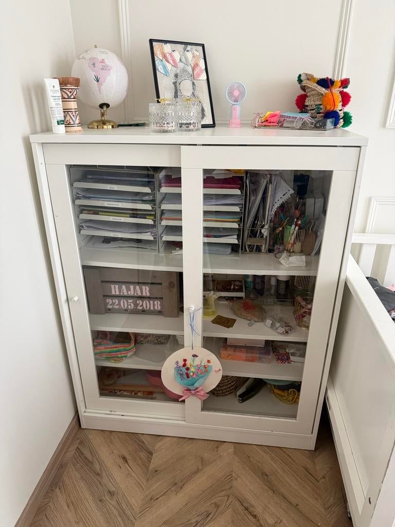 IKEA Vitrinekastje met glazen schuifdeuren, Huis en Inrichting, Kasten | Vitrinekasten, Gebruikt, Glas, Minder dan 100 cm, 25 tot 50 cm