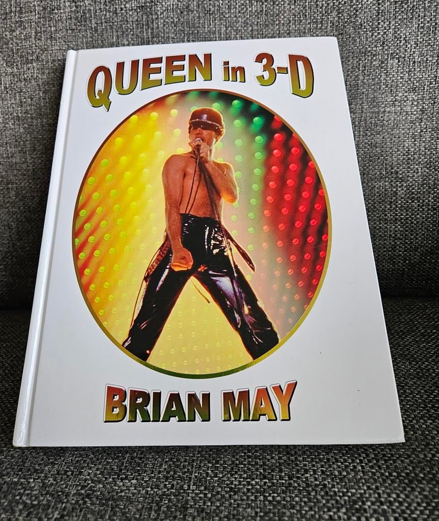 Queen in 3-D door Brian May - Boek met 3D-kijker, Ophalen of Verzenden, Zo goed als nieuw, Artiest, Brian May