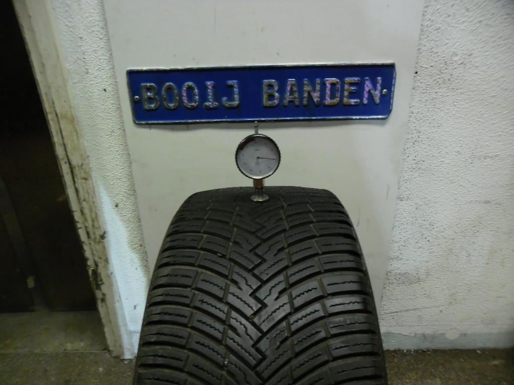 235 40 19 demo allseason banden pirelli sf3 met 7 mm profiel, 19 inch, Banden en Velgen, Ophalen of Verzenden, 235 mm