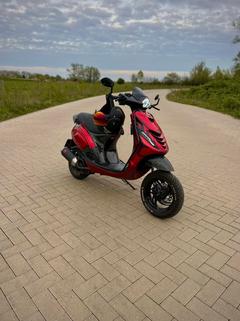 Piaggo zip full option custom xarbon, Fietsen en Brommers, Scooters | Piaggio, Ophalen, Gebruikt, Maximaal 45 km/u, Zip