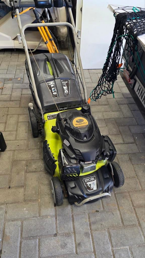 Goed onderhouden benzine grasmaaier met nieuwe olie, Ophalen