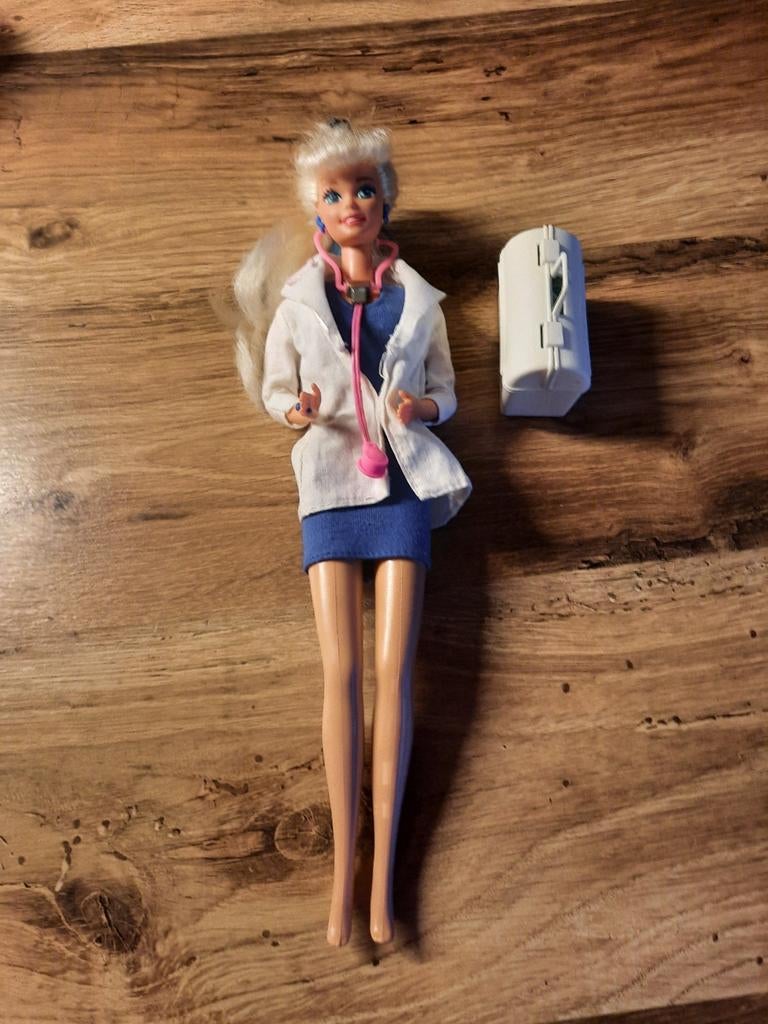 Dokter Barbie uit de jaren 90 vintage., Ophalen of Verzenden, Kleertjes