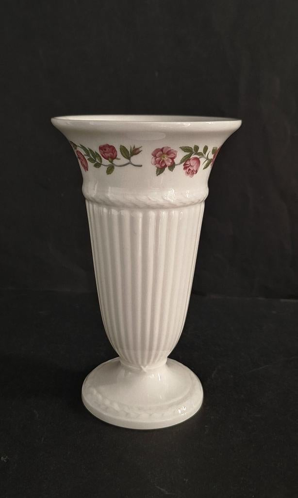 Wedgwood Edme Barlaston trompet vaasje. Type Rosalind., Huis en Inrichting, Overige kleuren, Aardewerk of Porselein, Ophalen of Verzenden