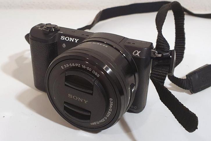 Systeemcamera Sony A5100 + 16-50mm Kitlens (1688 Clicks), Audio, Tv en Foto, Fotocamera's Digitaal, Zo goed als nieuw, Compact