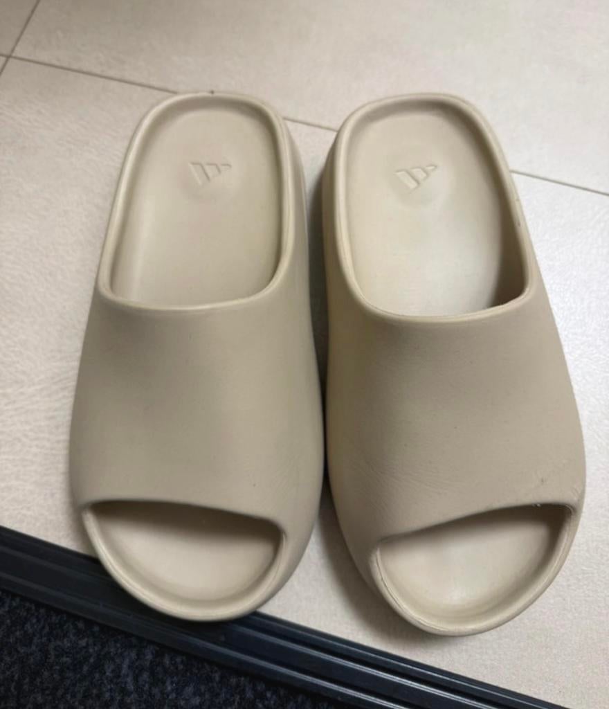 Yeezy slippers maat 36, Kleding | Dames, Schoenen, Ophalen of Verzenden, Zo goed als nieuw, Beige, Slippers