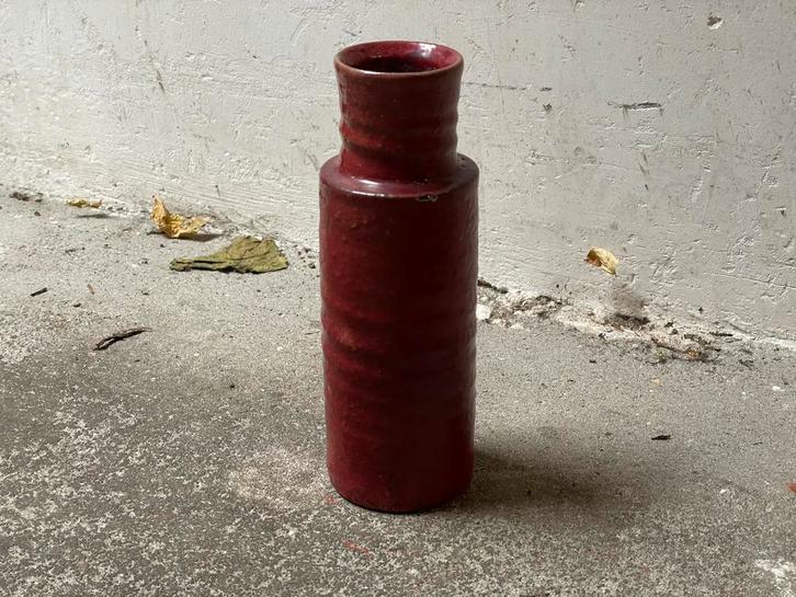 Mobach, Utrecht: rode flesvaas 20 cm 1965 - 1980 P. Kneppers, Antiek en Kunst, Antiek | Keramiek en Aardewerk, Ophalen of Verzenden