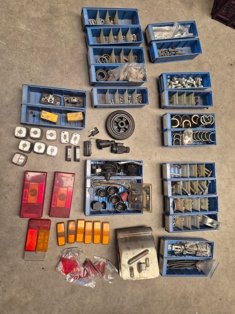 Diverse aanhanger onderdelen - verlichting, wielen, etc., Ophalen of Verzenden, Zo goed als nieuw