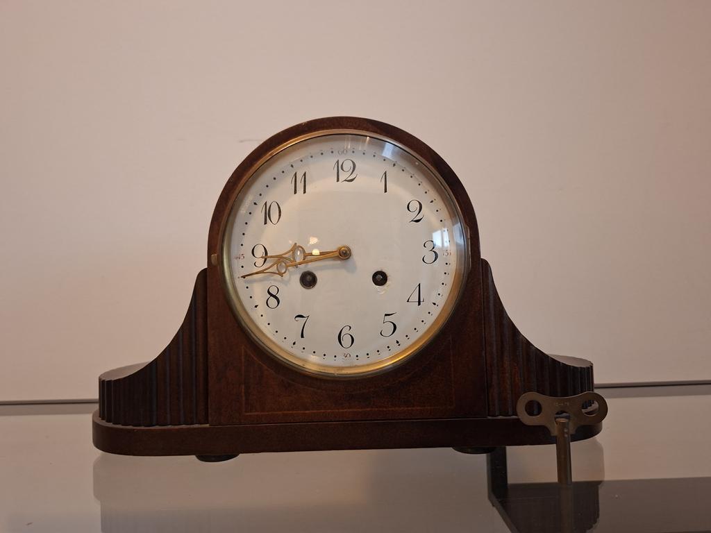 Antieke schoorsteenmantelklok met sleutel, Ophalen