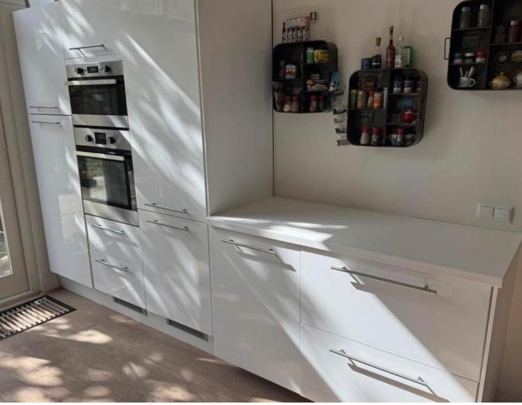 ✨ Moderne dubbelwandige keuken – hoogglans wit & compleet ✨, Huis en Inrichting, Keuken | Complete keukens, Ophalen, Wit, Dubbelwandige keuken