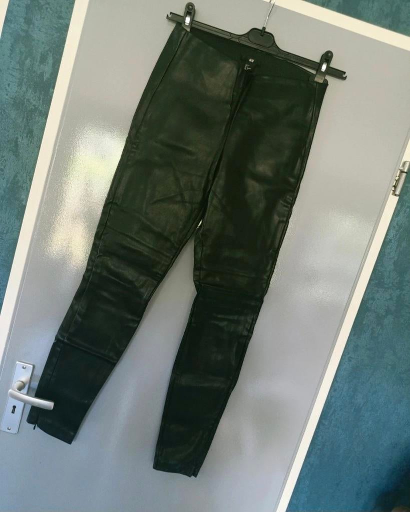 Stoere nep leren broek - Maat S, Kleding | Dames, Broeken en Pantalons, H&M, Zwart, Ophalen of Verzenden, Zo goed als nieuw