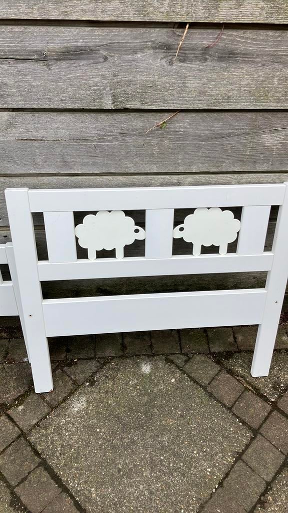 Kleuterbed ikea met schaapjes, Kinderen en Baby's, Kinderkamer | Bedden, Ophalen, Zo goed als nieuw, 180 cm of meer, 70 tot 85 cm