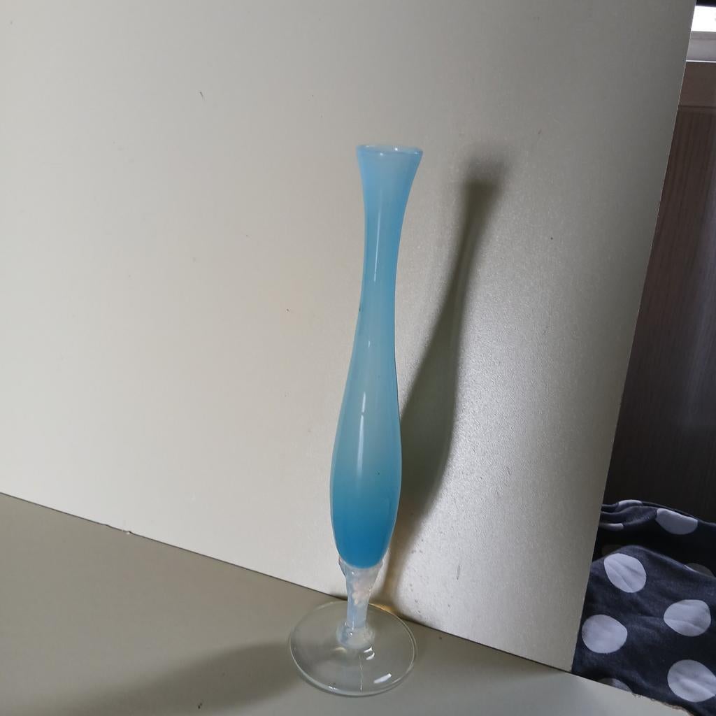 Opaline vaas op parelmoerkleurige gedraaide voet, Ophalen of Verzenden