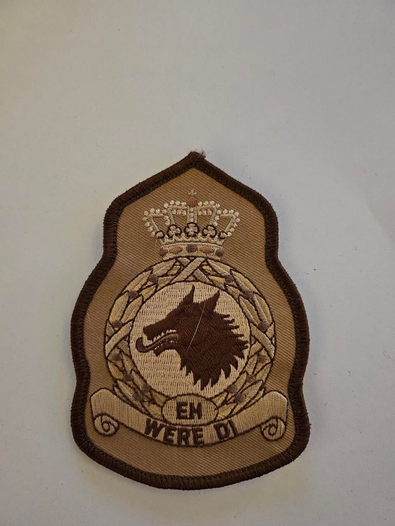 Badge met Wolf en Kroon, Verzamelen, Speldjes, Pins en Buttons, Ophalen of Verzenden, Gebruikt, Dier of Natuur, Speldje of Pin