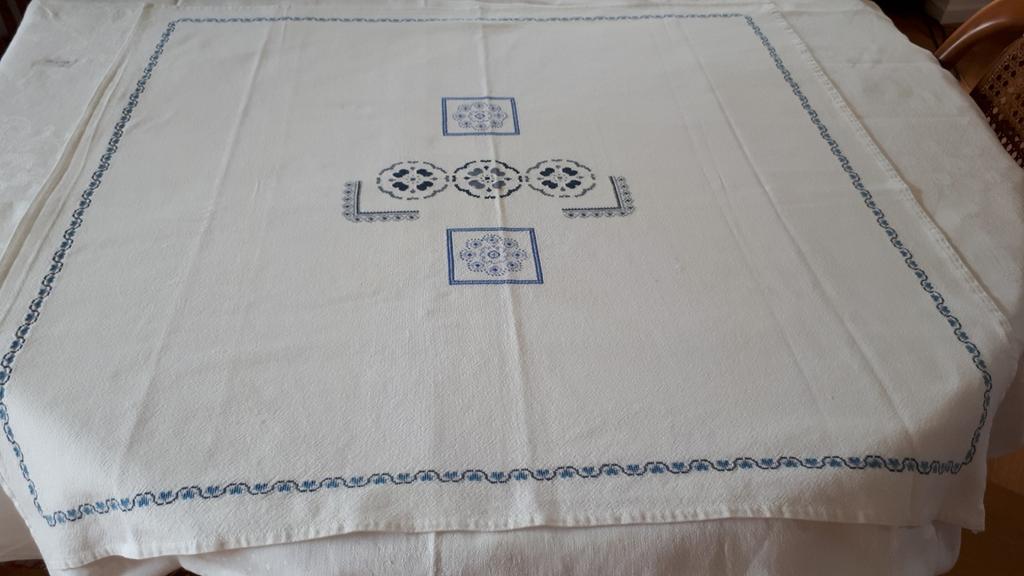 Een bijzonder mooi handgeborduurd tafelkleed in blauw / wit, Huis en Inrichting, Tafelkleden, Ophalen of Verzenden, Zo goed als nieuw