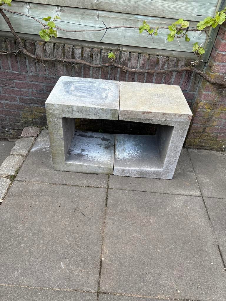 2 grijze U-blokken 40x40x50 cm, Tuin en Terras, Tegels en Klinkers, Ophalen of Verzenden, Gebruikt, Beton, Overige typen