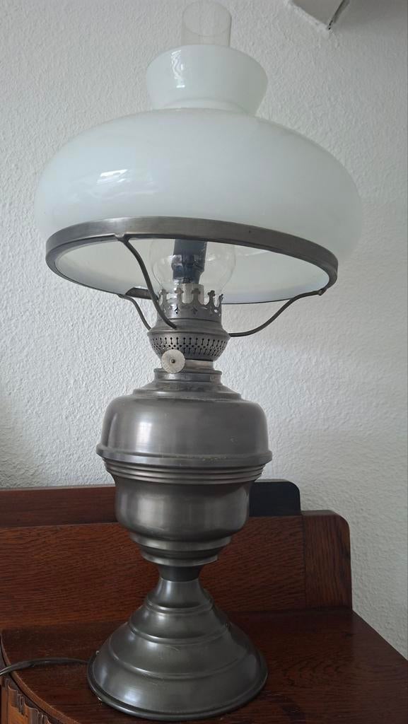 Olie lamp met glazen kap op stroom, Antiek en Kunst, Antiek | Lampen, Ophalen of Verzenden