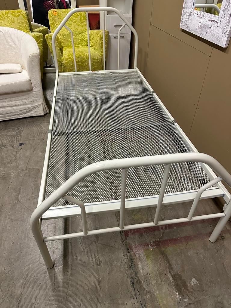 Een persoon bed met matras, Huis en Inrichting, 90 cm, Eenpersoons, Ophalen of Verzenden, Zo goed als nieuw