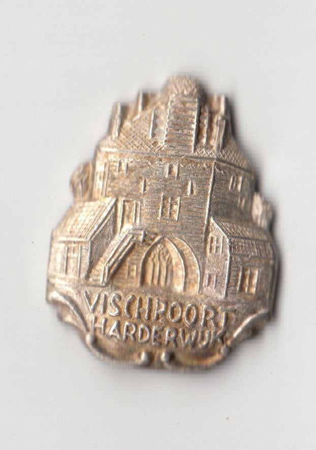 alleen schildje (geen naald) Vischpoort Harderwijk speldje, Gebruikt, Niet vindbaar, Niet vindbaar, Speldje of Pin