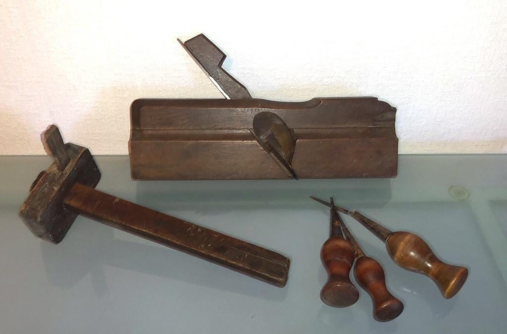 Antiek gereedschap timmerman, Ophalen