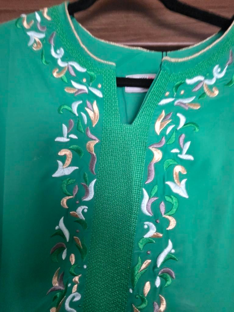 Groene kaftan met borduursel, Overige typen, Maat 42/44 (L), Nieuw, Ophalen of Verzenden