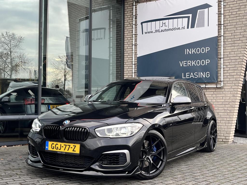 BMW 1-serie M140I XDrive High Exe.*AKRA*KW*MAXTON*440PK*PANO, Gebruikt, Zwart, Bedrijf, Vierwielaandrijving